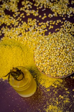 Kişniş yağı bir kil kase kuru kişniş ile