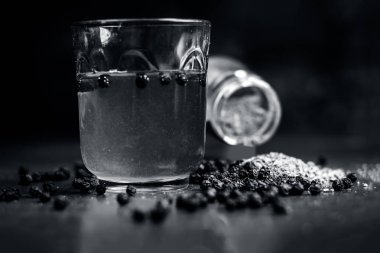 Ahşap yüzeyde su karabiber ile görünümü kadar kapatın