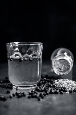 Bardakta çay ve masada baharatlar.