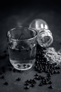 Ahşap yüzeyde su karabiber ile görünümü kadar kapatın