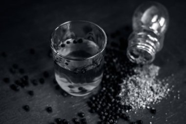 Ahşap yüzeyde su karabiber ile görünümü kadar kapatın