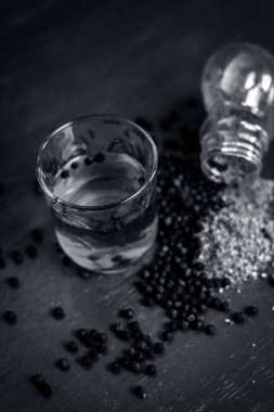 Ahşap yüzeyde su karabiber ile görünümü kadar kapatın