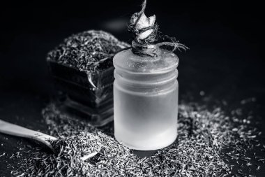 Siyah kimyon tohumu, Şah jerra, nigella sativa ve ahşap yüzeyde ayıklanan petrol