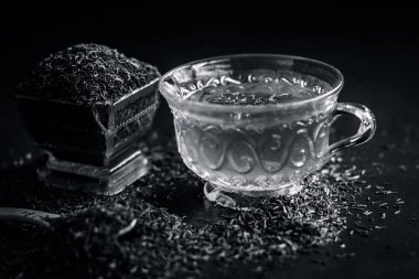 Siyah kimyon tohumu ve onun çay ahşap yüzey üzerinde 