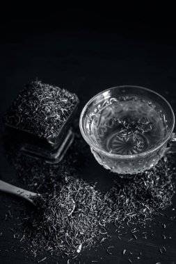 Siyah kimyon tohumu ve onun çay ahşap yüzey üzerinde 