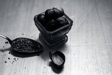 Onun tozu ile bir cam kapta Nutmegs görünümü ahşap yüzeyine kadar kapatın