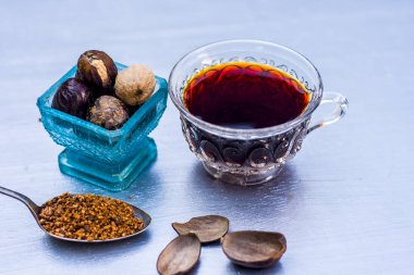 Çay nutmegs ve toz ile yakın çekim