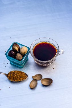 Onun tozu ile bir cam kapta Nutmegs görünümü ahşap yüzeyine kadar kapatın