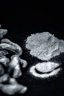 Onun toz Ahşap yüzeyi ile kurutulmuş zencefil