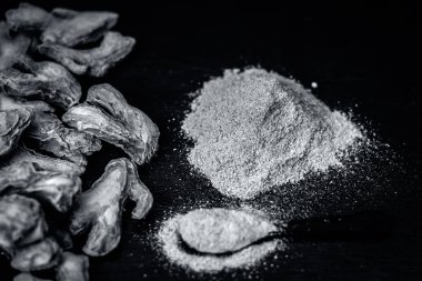 Onun toz Ahşap yüzeyi ile kurutulmuş zencefil