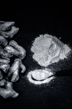 Onun toz Ahşap yüzeyi ile kurutulmuş zencefil