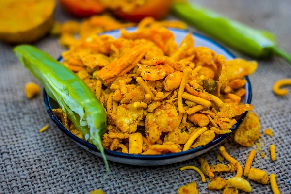 Close Van Indiase Snack Chevdo Een Bord Met Groene Pepers — Stockfoto