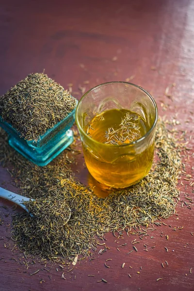 Thee Glas Met Kruiden Geserveerd Tafel — Stockfoto