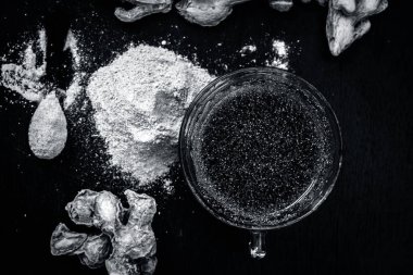Kurutulmuş zencefil, Zingiber officinale ahşap yüzey üzerinde çay kapatır