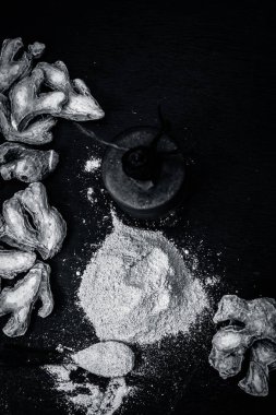 Kurutulmuş zencefil kökleri ve şişe masada özü ile