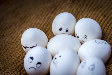 Komik yüzü üzerinde çizilmiş olan yumurta görünümünü kapat.