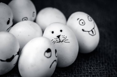 Komik yüzü üzerinde çizilmiş olan yumurta görünümünü kapat.