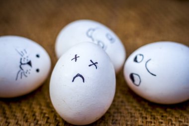 Komik yüzü üzerinde çizilmiş olan yumurta görünümünü kapat.