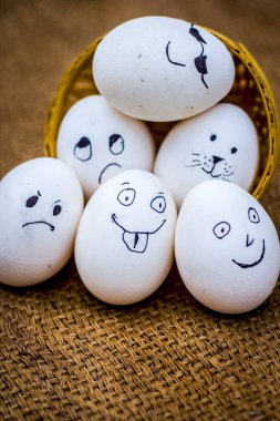 Komik yüzü üzerinde çizilmiş olan yumurta görünümünü kapat.