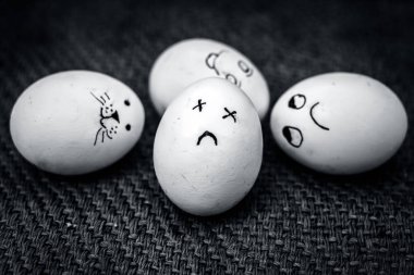 Komik yüzü üzerinde çizilmiş olan yumurta görünümünü kapat.