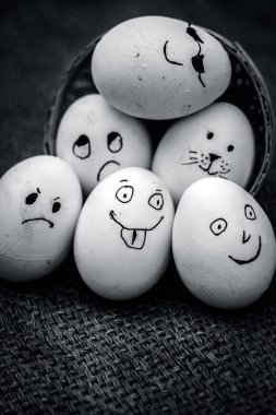 Komik yüzü üzerinde çizilmiş olan yumurta görünümünü kapat.