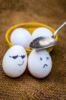 Onlara bir kaşıkla yumurta görünümü kapatın