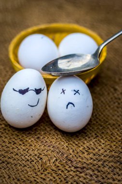Onlara bir kaşıkla yumurta görünümü kapatın