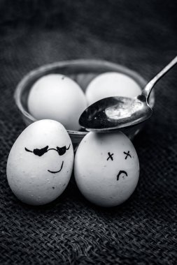 Onlara bir kaşıkla yumurta görünümü kapatın