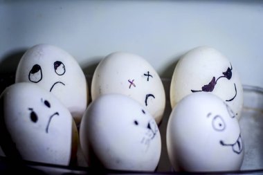 Yumurta ile çizilen komik yüzler yakın çekim