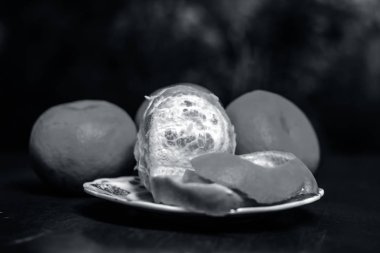 Bir tabak içinde taze olgun mandalina, yakın çekim  