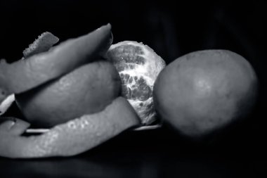 Ahşap yüzey üzerinde bir tabak içinde taze olgun mandalina, yakın çekim