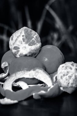 Bir tabak içinde taze olgun mandalina, yakın çekim  