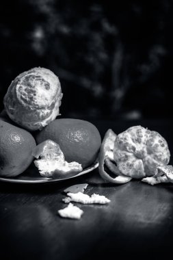 Bir tabak içinde taze olgun mandalina, yakın çekim  