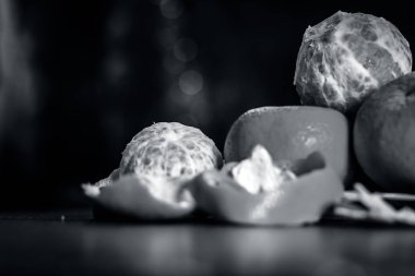 Bir tabak içinde taze olgun mandalina, yakın çekim  