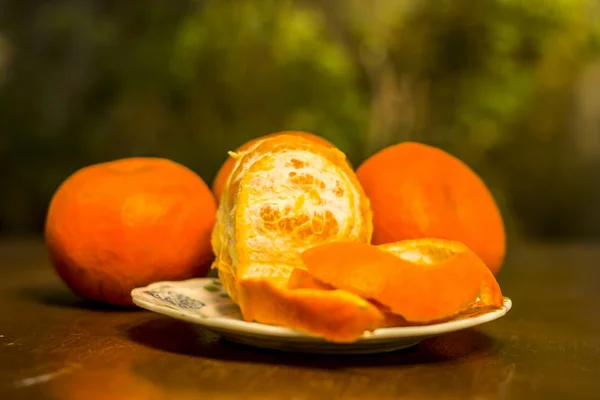 Gros Plan Mandarines Fraîches Mûres Dans Une Assiette Sur Une — Photo