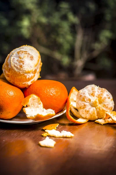 Nahaufnahme Frischer Reifer Mandarinen Einem Teller Auf Holzoberfläche — Stockfoto