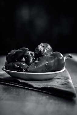 Kırmızı biber biber hardal tohumu ve hardal yağı Marine. Karanlık gotik tarzı natürmort kavramı