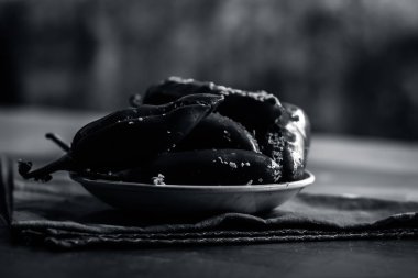 Kırmızı biber biber hardal tohumu ve hardal yağı Marine. Karanlık gotik tarzı natürmort kavramı