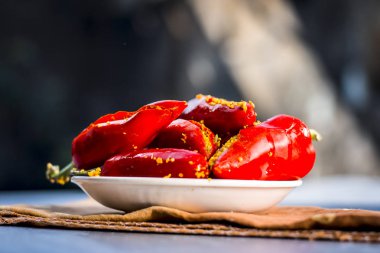 Kırmızı biber biber hardal tohumu ve hardal yağı Marine. Karanlık gotik tarzı natürmort kavramı