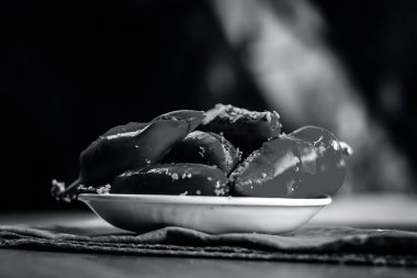 Kırmızı biber biber hardal tohumu ve hardal yağı Marine. Karanlık gotik tarzı natürmort kavramı