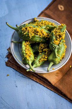 Yeşil kırmızı biber hardal tohumu ve hardal yağı Marine.