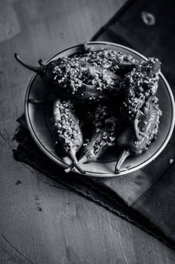 kırmızı biber hardal tohumu ve hardal yağı Marine.