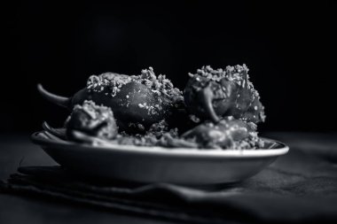 kırmızı biber hardal tohumu ve hardal yağı Marine.