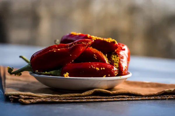 Chiles Rojos Marinados Semillas Mostaza Aceite Mostaza Concepto Naturaleza Muerta — Foto de Stock