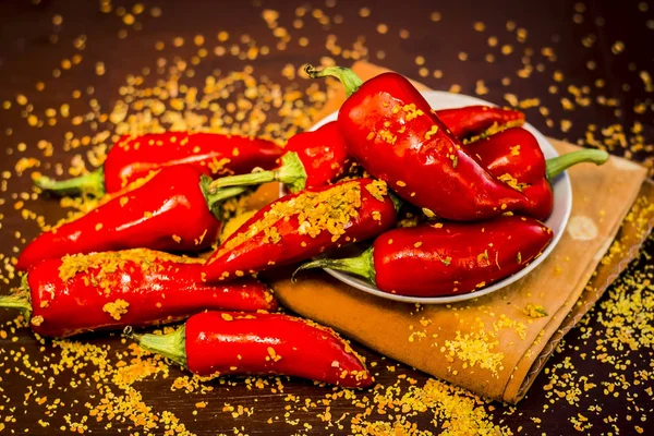 Röd Chili Paprika Marinerade Senapsfrön Och Senapsolja Mörk Gotisk Stil — Stockfoto