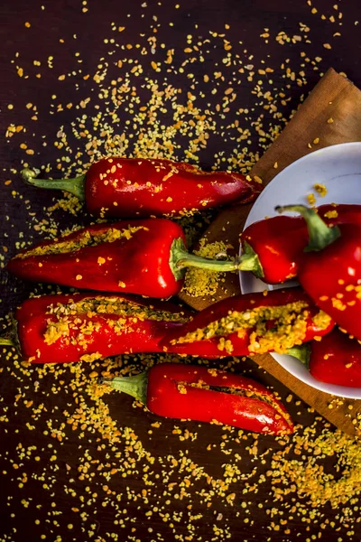 Chiles Rojos Marinados Semillas Mostaza Aceite Mostaza Concepto Naturaleza Muerta — Foto de Stock