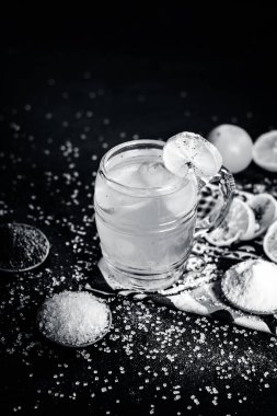 Hint en popüler yaz içeceği Nimbu pani görünümünü veya Nimbo sarbat, tuz ve karabiber ile şeffaf bir bardak limonata kapatın.