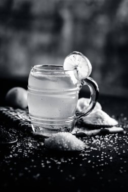 Hint en popüler yaz içeceği Nimbu pani görünümünü veya Nimbo sarbat, tuz ve karabiber ile şeffaf bir bardak limonata kapatın.