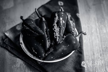 Kırmızı biber biber hardal tohumu ve hardal yağı Marine. Karanlık gotik tarzı natürmort kavramı