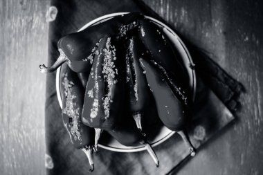 Kırmızı biber biber hardal tohumu ve hardal yağı Marine. Karanlık gotik tarzı natürmort kavramı